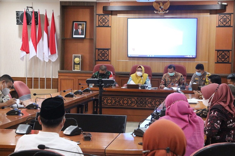 Suasana rapat koordinasi membahas kepulangan pekerja migran asal Gresik yang dipimpin Wabup Aminatun Habibah. SP/M.AIDID