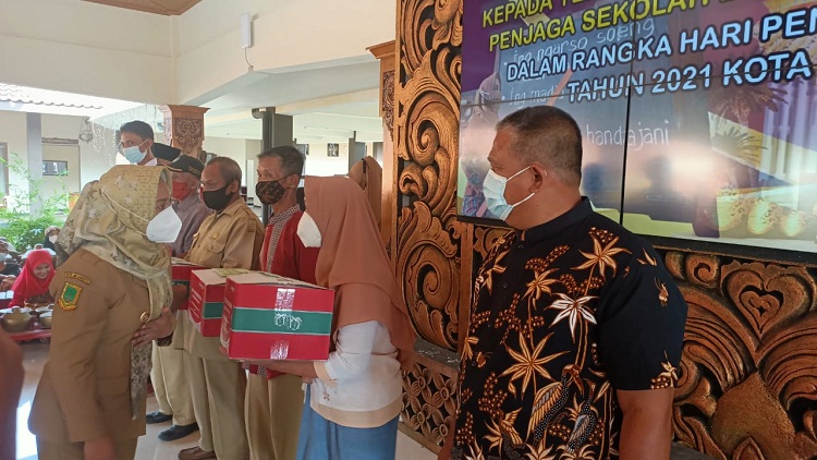 Wali Kota Mojokerto Ika Puspitasari didampingi Kepala Dinas P dan K Kota Mojokerto Amin Wachid memberikan bantuan sembako kepada sejumlah tenaga kependidikan. SP/Dwy AS