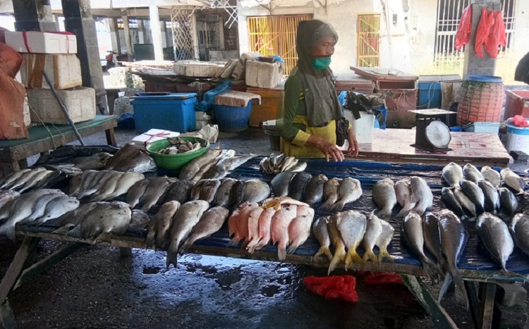 Pedagang ikan di TPI Brondong tengah menjajakan ikannya. SP/MUHAJIRIN KASRUN