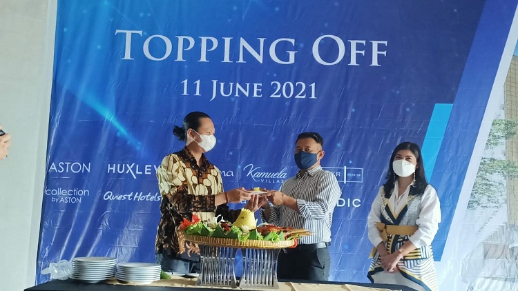 Upacara "top-off" yang menandai selesainya pembangunan dua hotel baru yaitu The Alana Malang dan ASTON Inn Mojokerto, Jumat (11/6/2021) pagi. SP/Dwy AS
