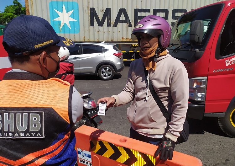 Hasyim Asyari, salah satu nakes Dr. Soetomo yang berdebat dengan petugas hingga mengeluarkan ID Card. SP/ Ang