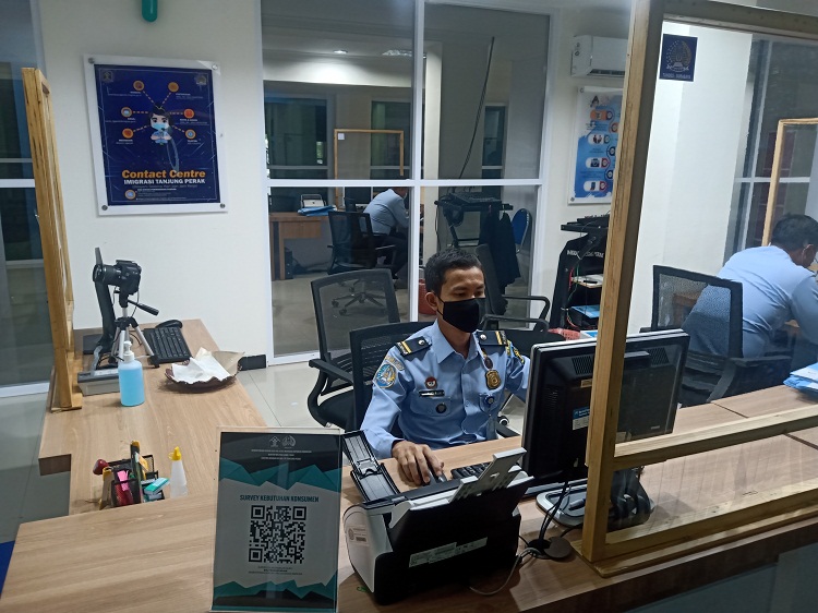 Petugas imigrasi Tanjung Perak saat memproses data layanan dokumen pemohon. SP/ Sem