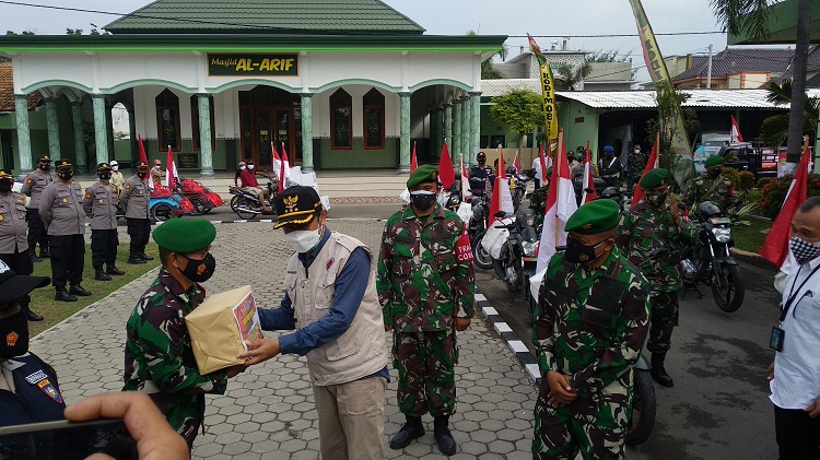Bupati menyerahkan bantuan beras ke anggota Komaril untuk dibagikan ke masyarakat. SP/ Muhajirin