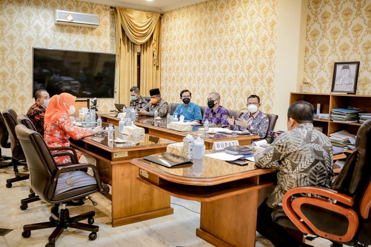 Bupati Jember Hendy Siswanto saat memimpin rapat koordinasi penanganan Covid-19 di Pendopo Wahyawibawagraha, Kamis (15/07/2021). SP/ DIK