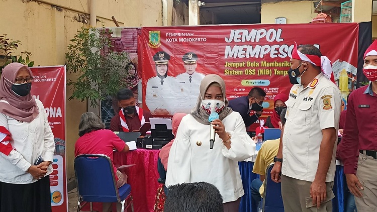 Wali Kota Mojokerto, Ning Ita saat meninjau pelaksanaan Jempol Mempesona (Jemput Bola) memberikan pelayanan sistem OSS (NIB) tanpa biaya di Kelurahan Sentanan, Kecamatan Kranggan, Kota Mojoerto, Rabu (18/8/2021) pagi. SP/Dwy Agus Susanti