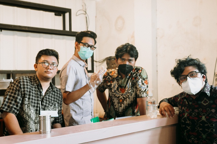 Muhamad Ridho Rizky, Owner Freaky Junk bersama rekan kerjanya. SP/ Satrya Nugraha