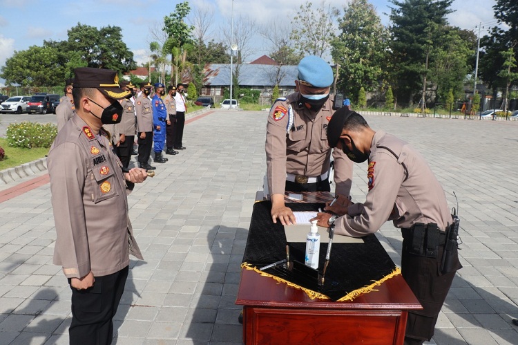 Kapolres AKBP Arief Fitrianto menyaksikan anggotanya menandatangani komitmen antinarkoba. SP/M.AIDID