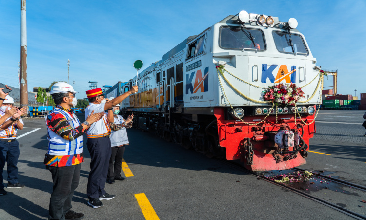 Pengakktifkan kembali jalur kereta api logistik di Terminal Petikemas Surabaya. SP/ Humas TPS
