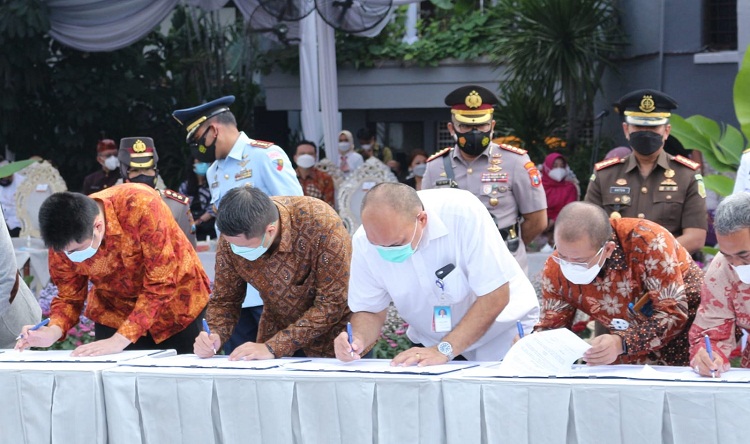 Sandy Dharma Titotanusaputra, Head of East Java, Grab Indonesia mewakili Grab Indonesia menandatangani Nota Kesepahaman dengan Pemerintah Kota Surabaya bersama dengan jajaran mitra kerja dan lembaga lainnya di tengah perayaan Hari Jadi Kota Surabaya ke-72