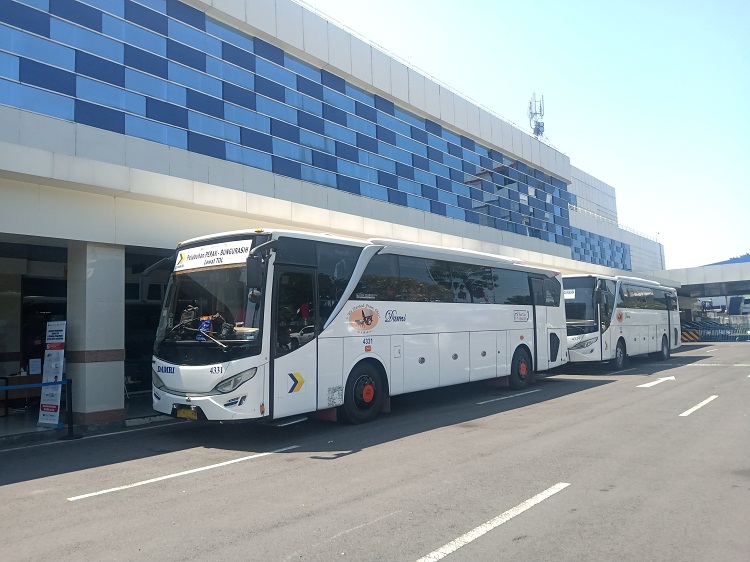 Bus Damri yang nangkring di terminal GSN Pelabuhan Tanjung Perak Surabaya. SP/ Sem