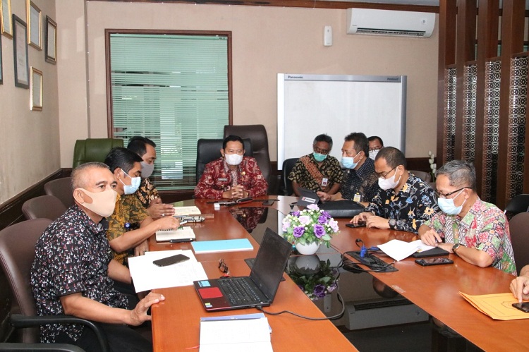 Bupati Yes saat rapat terbatas dengan tim BBWS di ruang kerjanya, bahas teknis pelaksanaan rencana penataan PPN Brondong. SP/MUHAJIRIN KASRUN