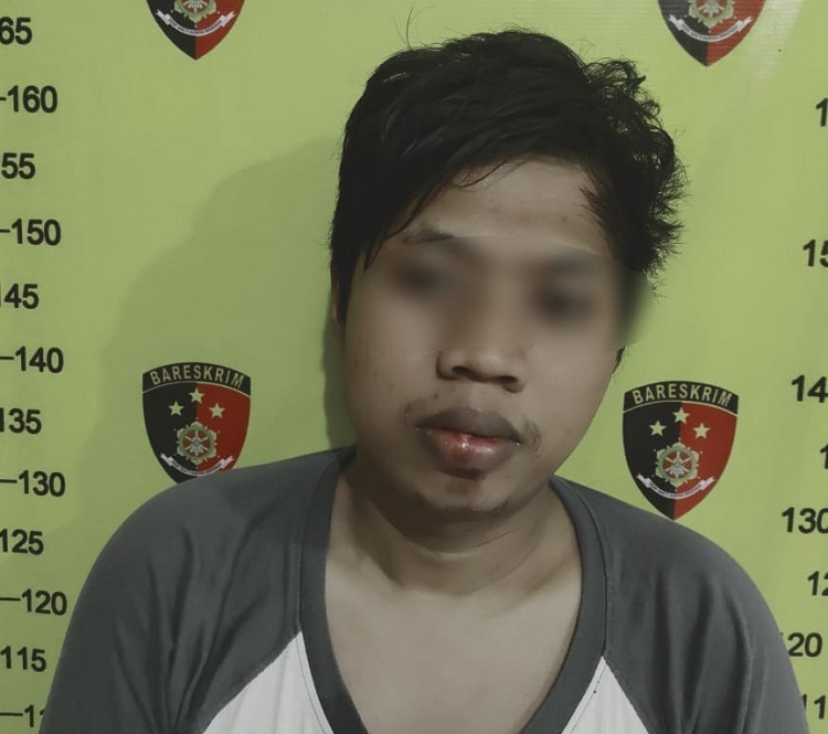 Pelaku saat diamankan oleh Polsek Wonokromo. SP/ Anggadia Muhammad