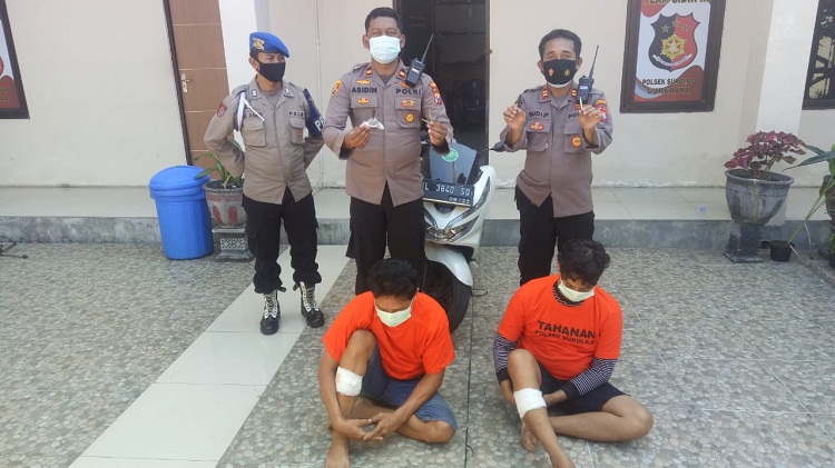 Kedua tersangka Edy dan Badrut harus mendapatkan hadiah timah panas dari petugas setelah tindakannya melawan petugas. SP/ Ang