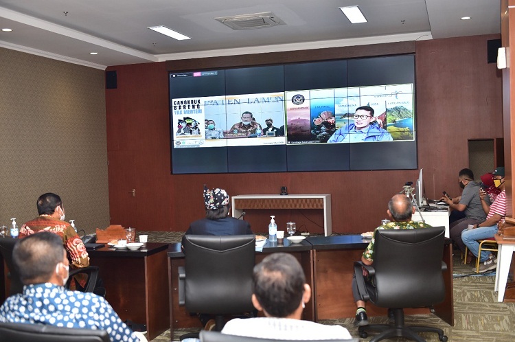 Menteri Pariwisata dan Ekonomi Kretaif (Menparekraf) Sandiaga Salahudin Uno Zoom Meeting, bupati dan pelaku ekonomi kreatif. SP/MUHAJIRIN KASRUN