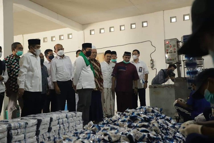 Menteri KKP saat melihat langsung produksi garam di pabrik garam PPSD. SP/MUHAJIRIN KASRUN