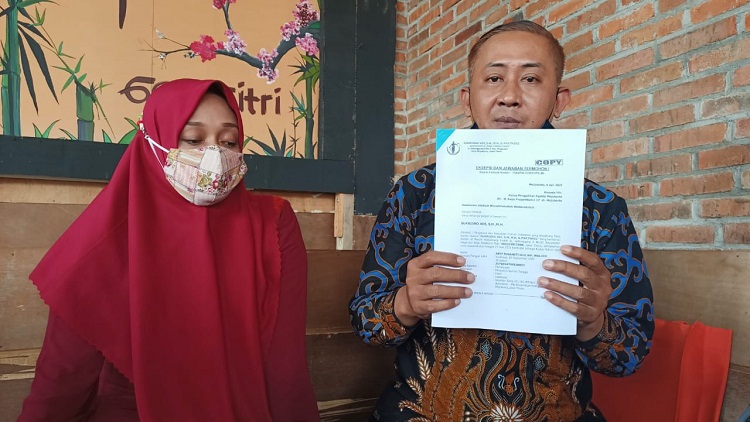 Arit Sugianti saat memberi keterangan pers didampingi kuasa hukumnya Sukrisno adi. SP/Dwi Agus Susanti