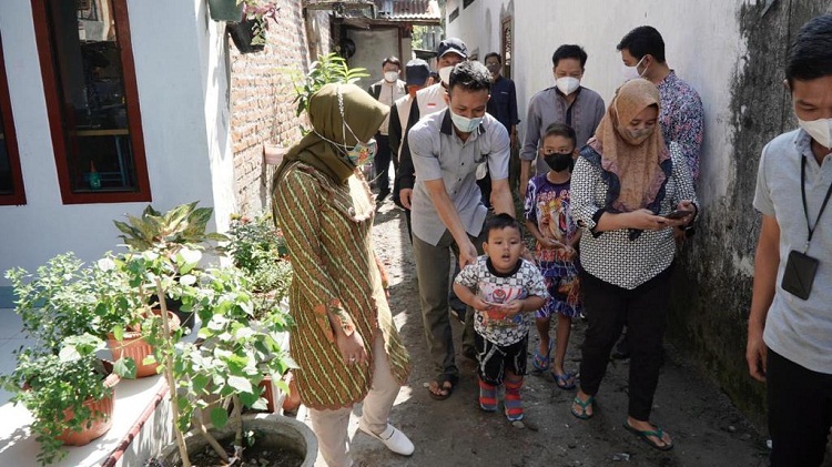 Wali Kota Mojokerto, Ika Puspitasari saat blusukan di rumah waga penderita disabilitas. SP/Dwi Agus Susanti