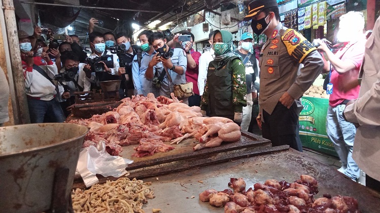 Wali Kota Mojokerto dan Kapolresta saat sidak di Pasar Tanjung Anyar Kota Mojokerto. SP/Dwy Agus Susanti