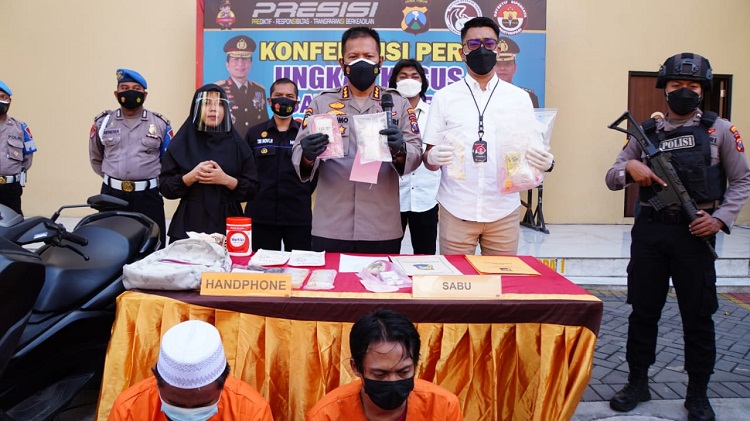 Dua orang pengedar narkotika jenis sabu, IR dan MM memakai baju tahanan. SP/ Sugeng