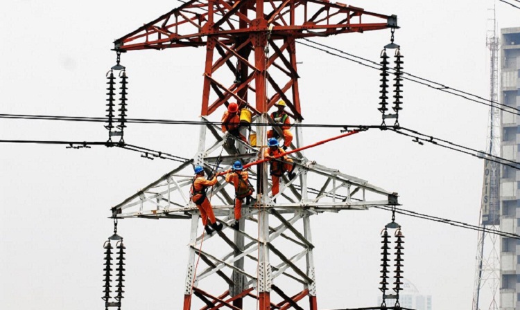 Petugas PLN yang tengah membenarkan listrik. SP/ BY