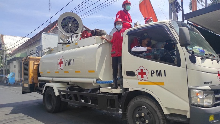 Cegah Laju penyebaran Covid-19, PMI Kota Semprot Cairan Disinfektan di Jalan dan Ruang Terbuka. SP/Dwy AS