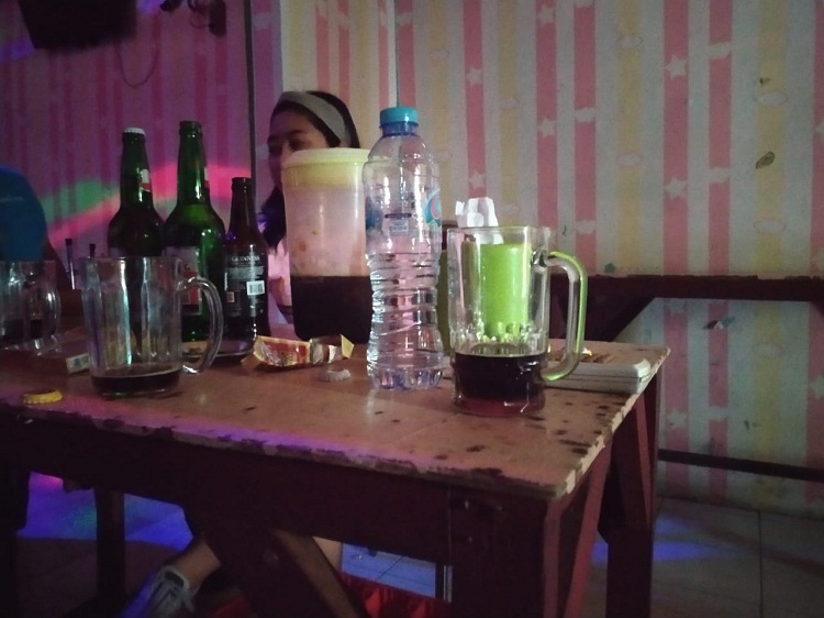 Kondisi warung remang-remang yang masi buka walaupun sepi pengunjung. SP/ Ang