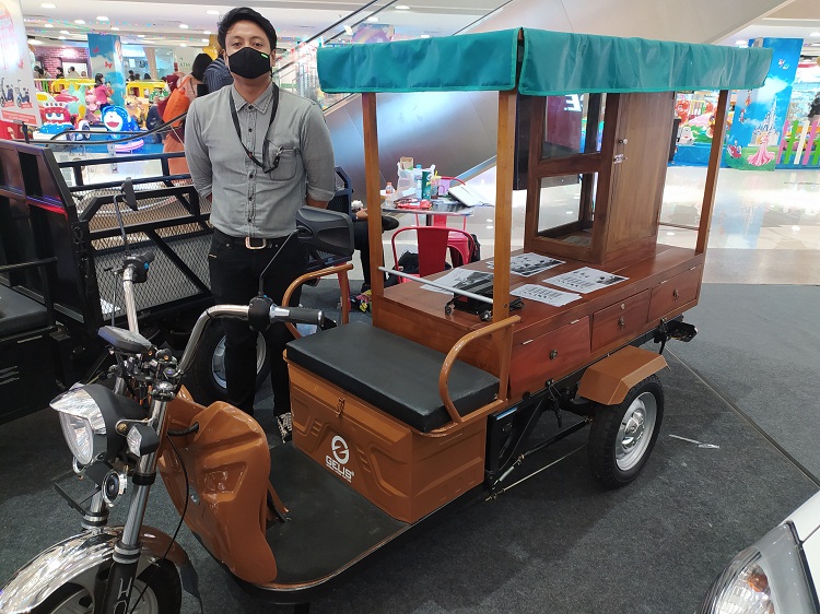 Komang, marketing gelis dengan unit Gelis 300 Retro. SP/ Satriya Nugraha