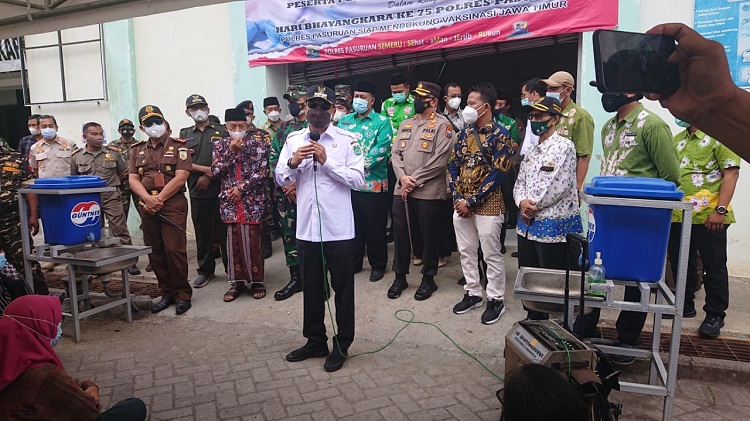 Bupati Pasuruan saat menghadiri vaksinasi di plaza dan pasar. SP/ Her