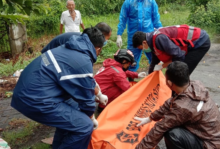 Petugas sedang mengevakuasi korban laka lantas di Jl. Mastrip. SP/ Ang