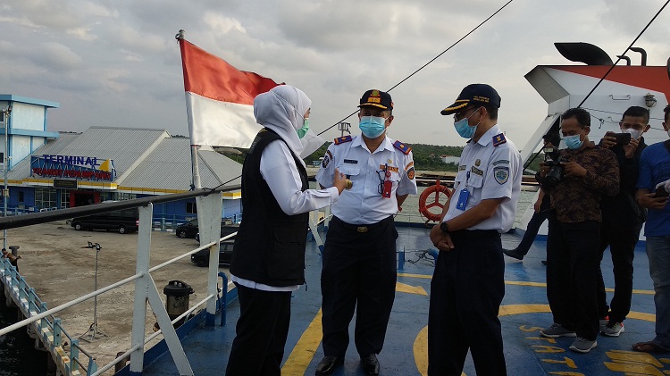 Gubernur Jawa Timur, Khofifah Indar Parawansa saat meninjau pelabuhan ASDP Paciran Lamongan. SP/MUHAJIRIN KASRUN