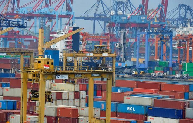 Aktivitas bongkar muat di terminal Jamrud. SP/ Pelindo III