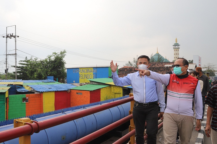 Dirut SDM Pelindo III saat meninjau kampung warna-warni Tambak Sarioso. SP/ humas Pelindo III