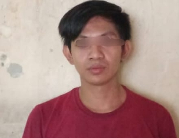 Tersangka Rico saat diperkenalkan di Polsek Genteng. SP/ Ang