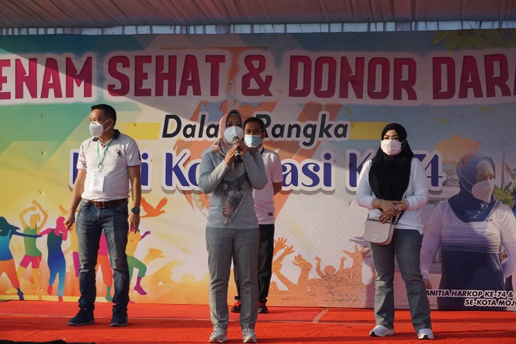 Wali Kota Mojokerto, Ika Puspitasari saat membuka acara peringatan Hari Koperasi ke-74 di Rest Area Gunung Gedangan Kota Mojokerto. SP/Dwy Agus Susanti