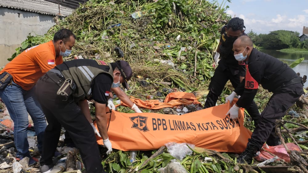 Petugas mengevakuasi mayat Mr X yang diduga mati karena tenggelam. SP/ Anggadia Muhammad