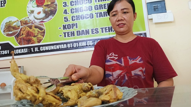 Yuk Nur saat memamerkan malon ungkep yang akan digorengnya. SP/Dwy Agus Susanti