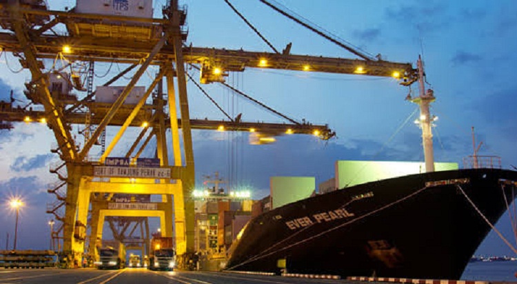 RTG Crane TPS saat melakukan bongkar muat petikemas. SP/ Humas TPS