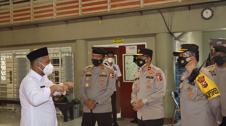 Para pejabat Mabes Polri saat mendengarkan penjelasan Bupati Fandi Akhmad Yani mengenai vaksinasi massal di WEP Gresik. SP/ GRS