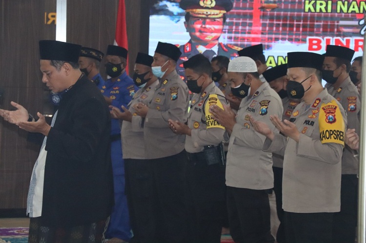 Salat gaib di Mapolres Gresik dengan imam ustadz Achmad Reza. SP/ M.AIDID