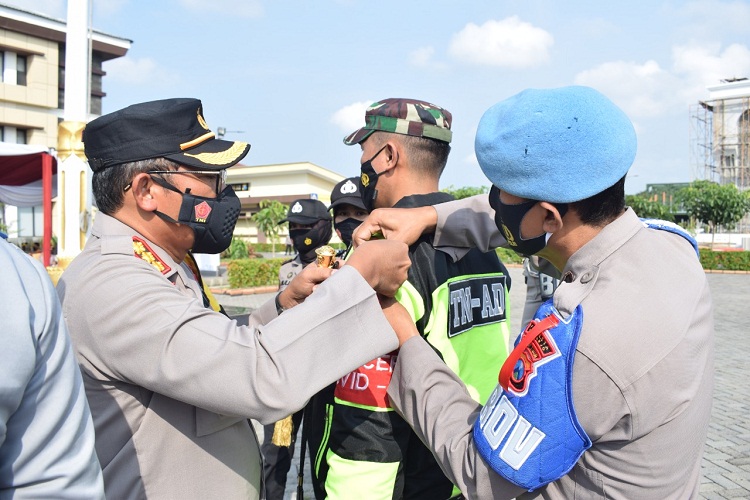 Kapolresta Sidoarjo Kombes Pol Sumardji sematkan pita tanda Operasi Ketupat Semeru. SP/ Sugeng Purnomo