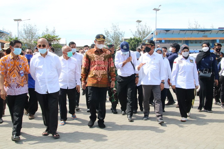 Menteri Kelautan dan Perikanan (KKP) Sakti Wahyu Trenggono saat berkunjung ke PPN Brondong Lamongan. SP/MUHAJIRIN KASRUN