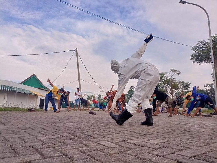 Pasien covid-19 saat melakukam senam pagi bersama nakes. SP/Dokumen RSLI