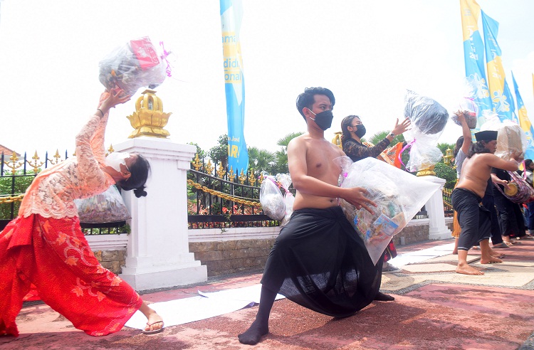Para seniman yang mengusung tema Surabaya Gugat dengan mengirim parsel sampah plastik di pagar. SP/ Patrick Cahyo