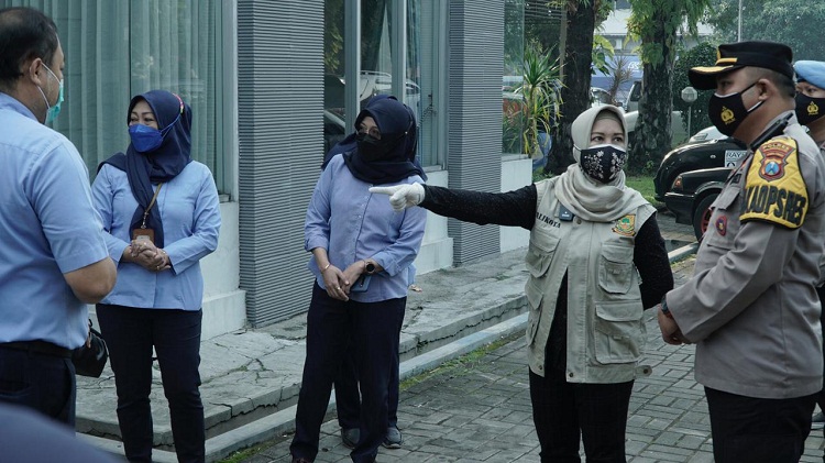 Wali Kota Ning Ita saat sidak Rumah Sakit rujukan pasien Covid-19 Kota Mojokerto. SP/Dwy Agus Susanti