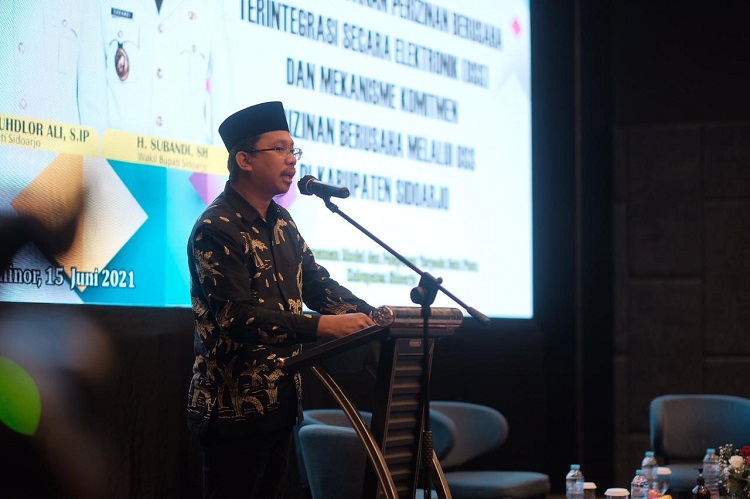 Bupati Sidoarjo Gus Muhdlor saat membuka sosialisasi pelayanan perijinan. SP/ Sugeng Purnomo