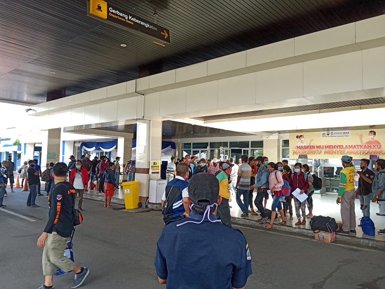 Penumpang kapal laut saat tiba di Pelabuhan Tanjung Perak. SP/ Sem