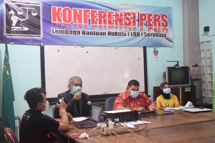 Konferensi Pers di LBH Surabaya terkait teror yang dihadapi Korban Dugaan Kekerasan Seksual di Sekolah Selamat Pagi. SP/ Ang