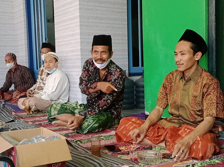 Gus Shofi (kanan) didampingi Ketua Yayasan Ushulul Hikmah Al Ibrohimi Manyar H Muwafak (tengah) dan Kakaknya, Gus Tomi saat memberi keterangan kepada sejumlah awak media. SP/ GRS