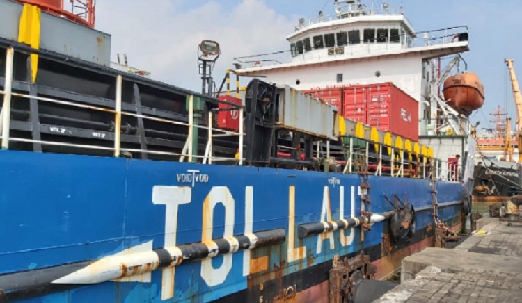 Salah satu kapal tol laut yang singgah di pelabuhan Tanhung Perak. SP/ Sem