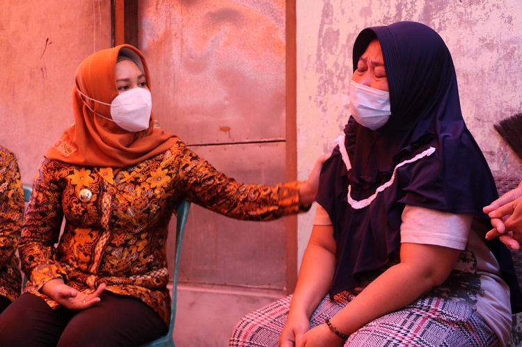Wali Kota Ning Ita saat takziah di rumah  duka warganya yang menjadi korban tragedi maut pantai bengkung. SP/Dwy AS